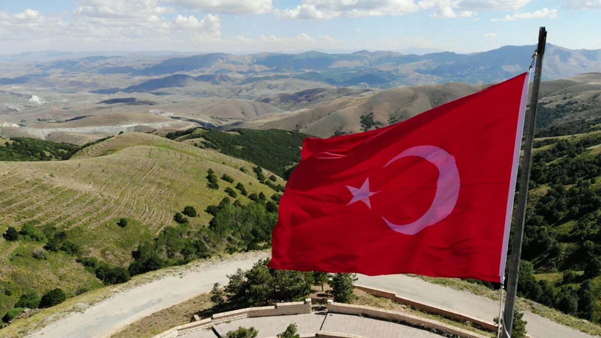 Rusya’nın, İstanbul’a geçişinin engellendiği ve büyük bir savunmanın yapıldığı Kop Dağı sahasının, turizme kazandırılması için çalışmalar sürüyor.