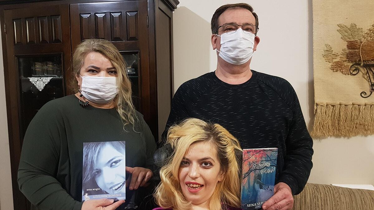 Kocaeli Körfez ilçesinde, serebral palsi hastası Sena Sezgin (30), 16 yıl içerisinde yüzlerce şiir yazdı. Zamanla yürüme ve konuşma yetilerini kaybeden Sena’nın, 2 şiir kitabı yayınlandı.  