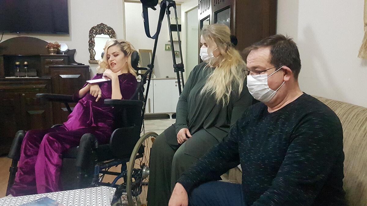 Serebral palsi hastası Sena yüzlerce şiir yazdı