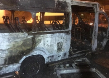 Minibüs seyir halindeyken alev aldı; 12 sağlıkçı son anda kurtuldu