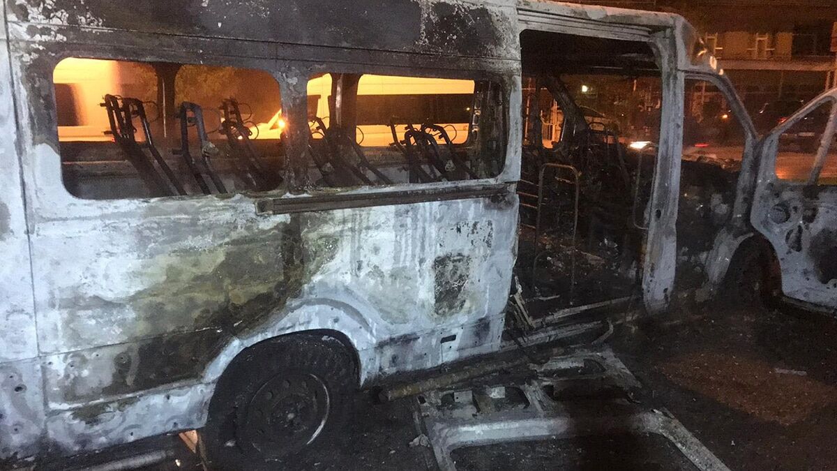 Minibüs seyir halindeyken alev aldı; 12 sağlıkçı son anda kurtuldu