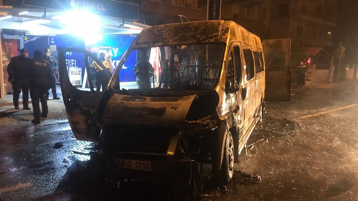 Minibüs seyir halindeyken alev aldı