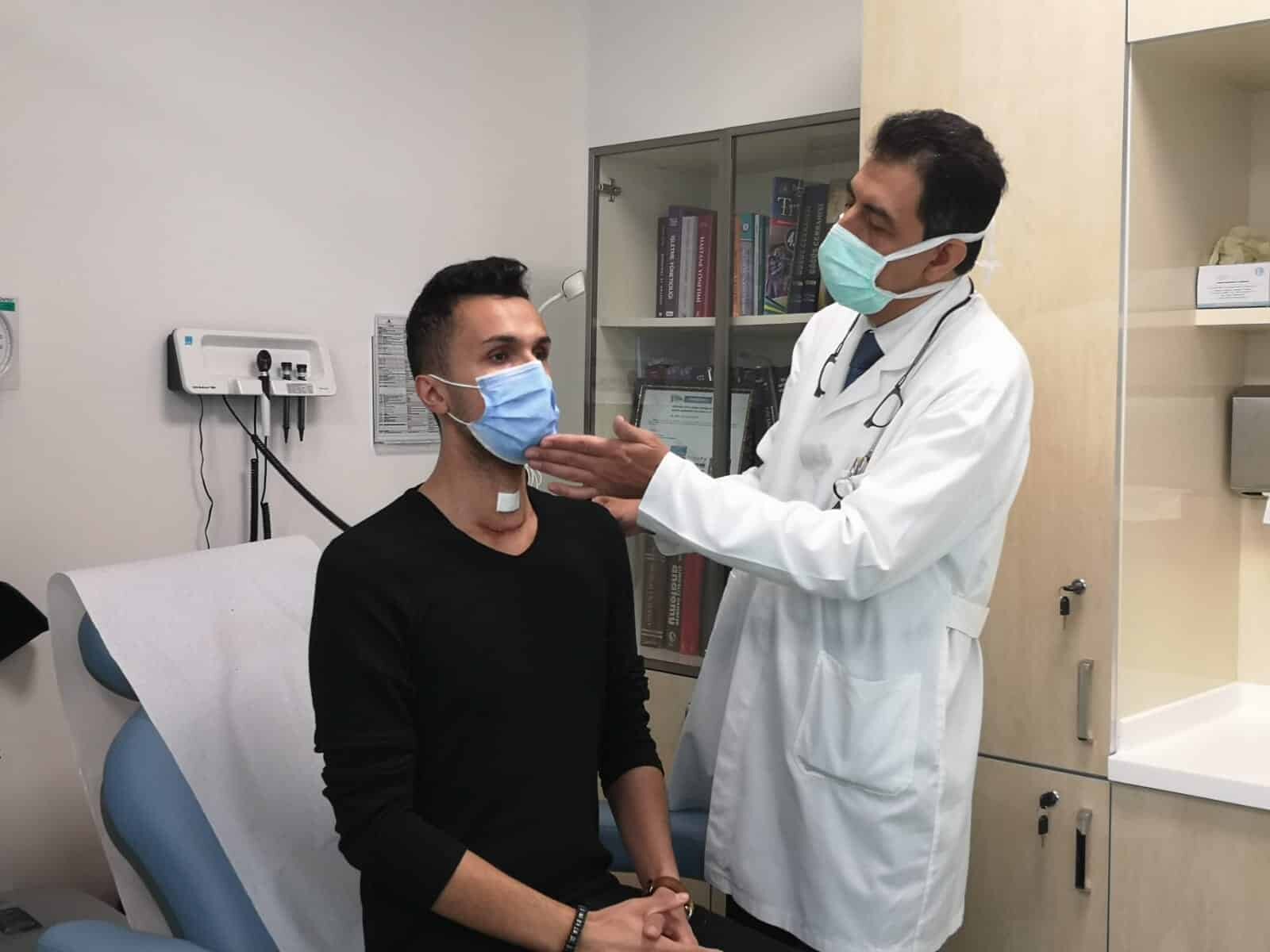 Ankara'da yaşayan Yusuf Kartal (23) geçirdiği talihsiz kaza sonrası tedavi için yoğun bakıma alındı. 5'inci günde solunumu sağlamak adına genç hastaya, trakeostomi (cerrahi yolla boğazından soluk borusuna delik açılarak tüp takılması) işlemi yapıldı.