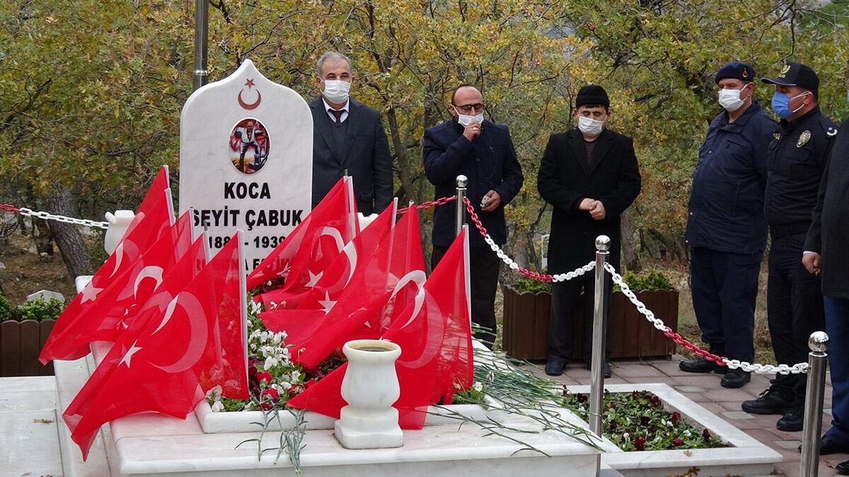 Seyit Onbaşı ölümünün 81'inci yılında Balıkesir'in Havran ilçesindeki mezarı başında anıldı.