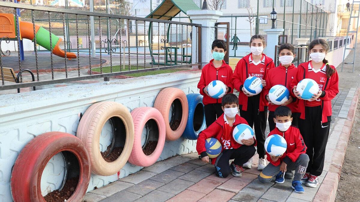 Siirtli çocuklar yeni voleybol sahalarına kavuştu
