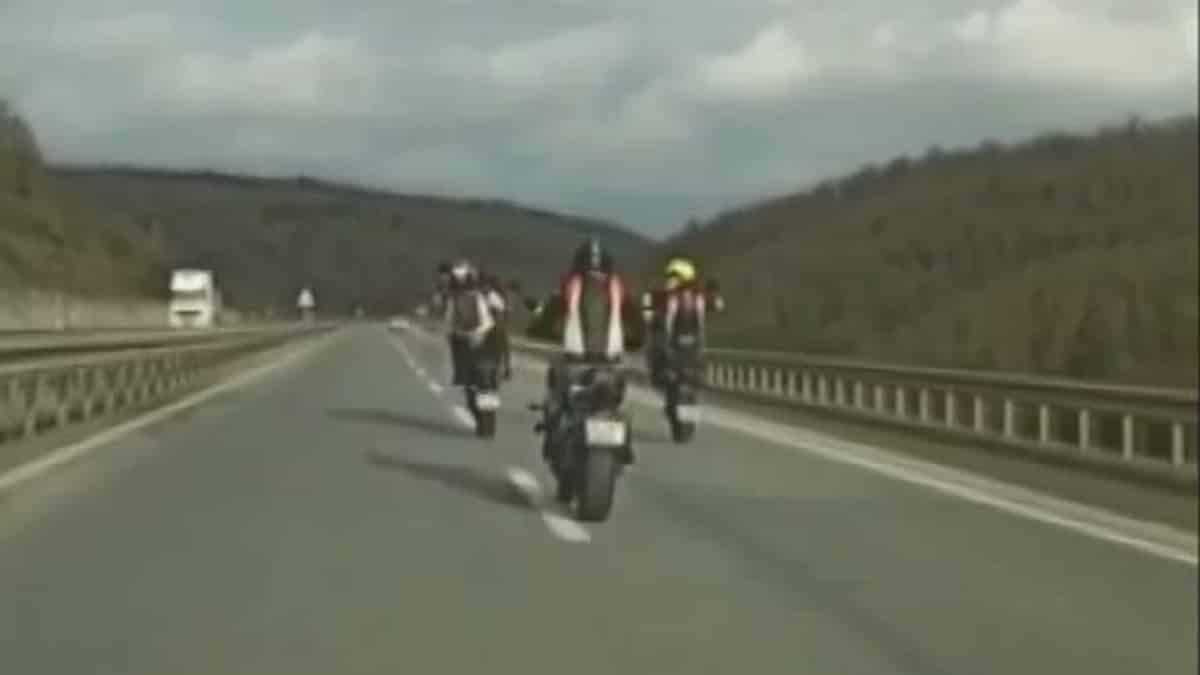 Şile Yolu'nda 3 motosikletli diğer sürücülerin hayatını tehlikeye attı