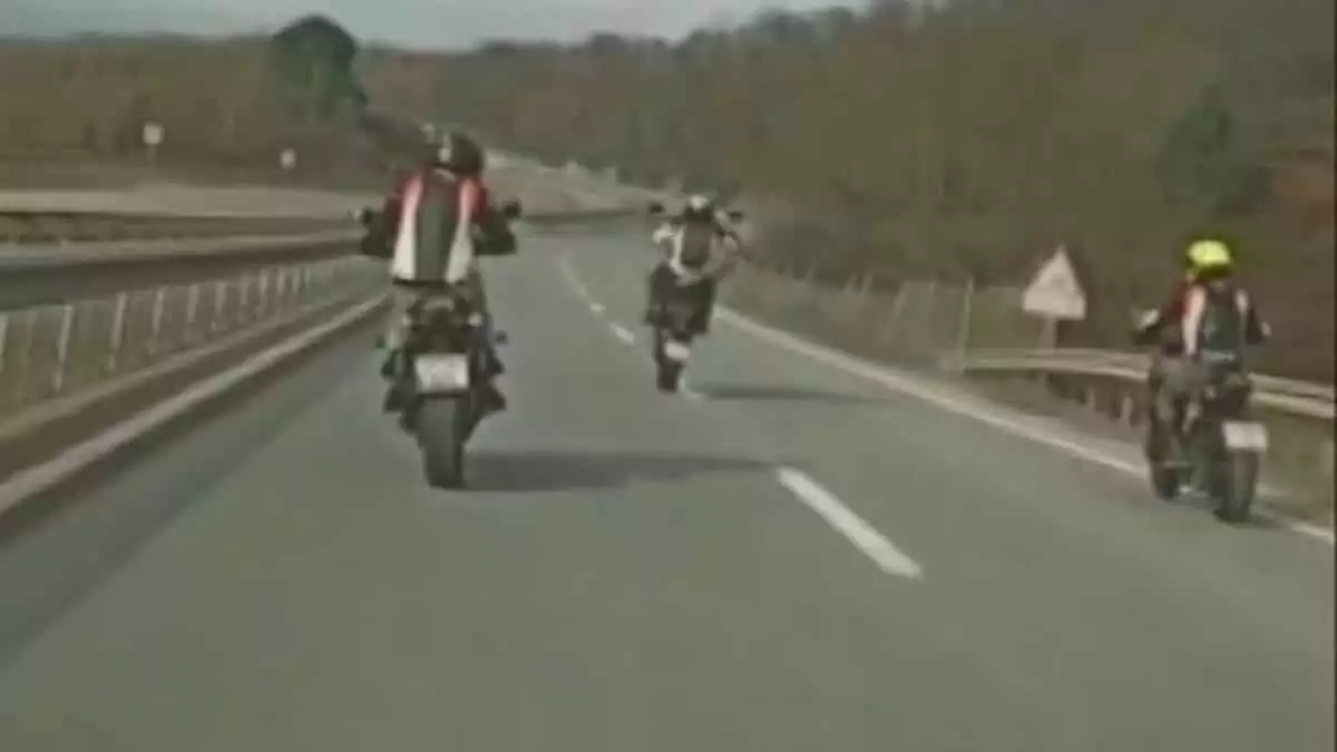 Şile yolu'nda 3 motosikletli diğer sürücülerin hayatını tehlikeye attı