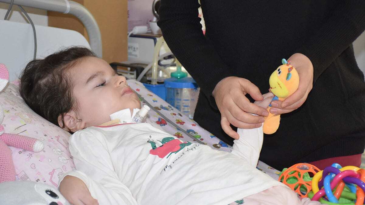 Tedavinin 13.5 kilonun altındaki çocuklara uygulanabilmesi nedeniyle kızına kilo aldırmamaya çalışan Özlem Meriç (39), gereken 2 milyon 132 bin euronun toplanabilmesi amacıyla açtıkları bağış hesabına destek istedi.