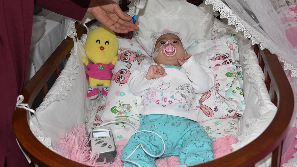 Enes Tenha, "Akrabalarımız ve dostlarımız sosyal medya üzerinden kampanya başlattı. Bir ayda da yaklaşık 80 bin TL toplandı. Tedavinin maliyeti 2.4 milyon dolar. Özel sektörde çalışıyorum. İmkanım ortada. Bebeğimiz ölmesin. Eşim, her gün 5 cihazın desteğiyle kızımıza bakıyor"