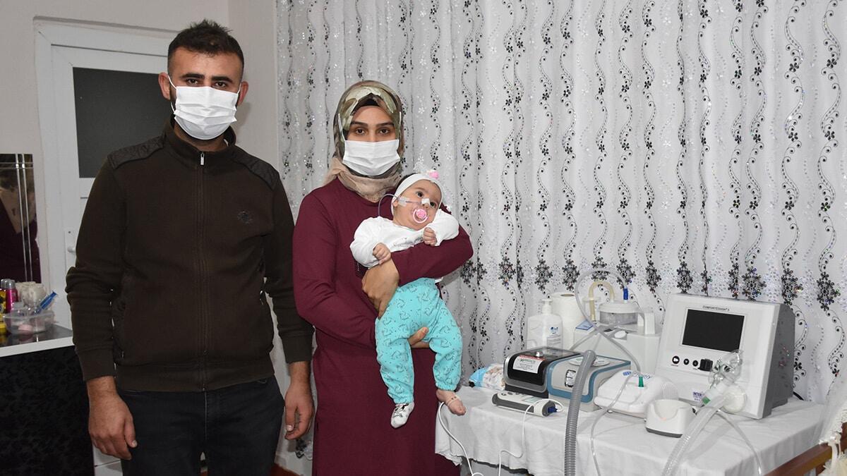 Özel sektörde çalışıyorum, imkanım ortada bebeğimiz ölmesin. Eşim, her gün 5 cihazın desteğiyle kızımıza bakıyor.