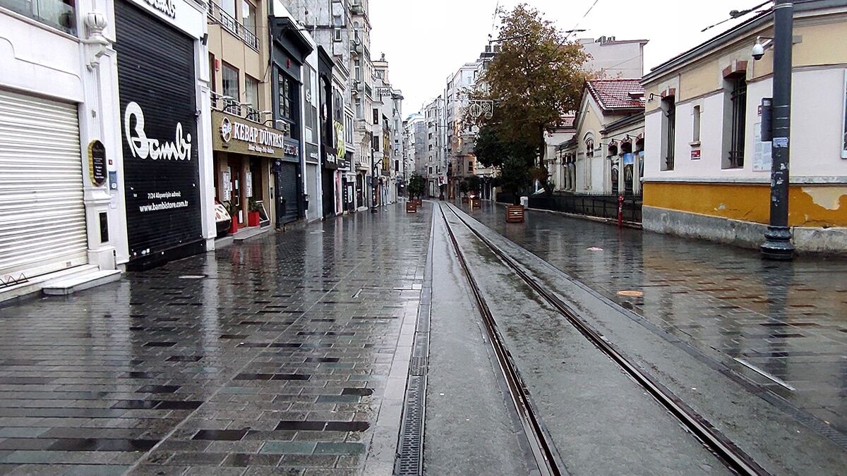 Sabah saatlerinde Taksim Meydanı, kısıtlamadan muaf olan turistler ile işe gidenlere kaldı.