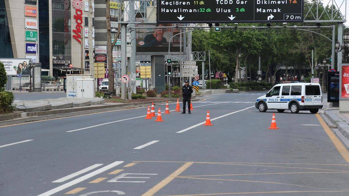 Sağlık Bakanlığı Koronavirüs Bilim Kurulu Üyesi Prof. Dr. Tevfik Özlü, “Yılbaşı kısıtılamasını tatil gibi düşünmemek lazım” dedi.