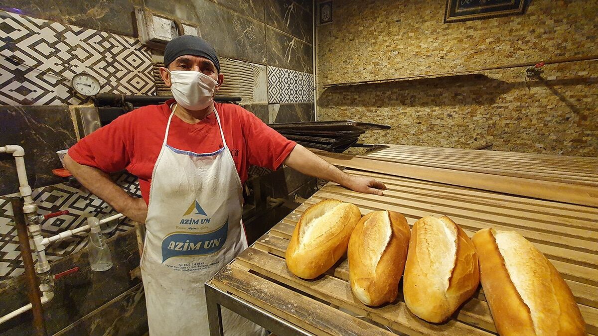 Adana’da hafta sonu uygulanan sokağa çıkma kısıtlamasında fırıncılar, vatandaşlara ekmek ulaştırabilmek için sabahın erken saatlerinde mesaiye başladı.