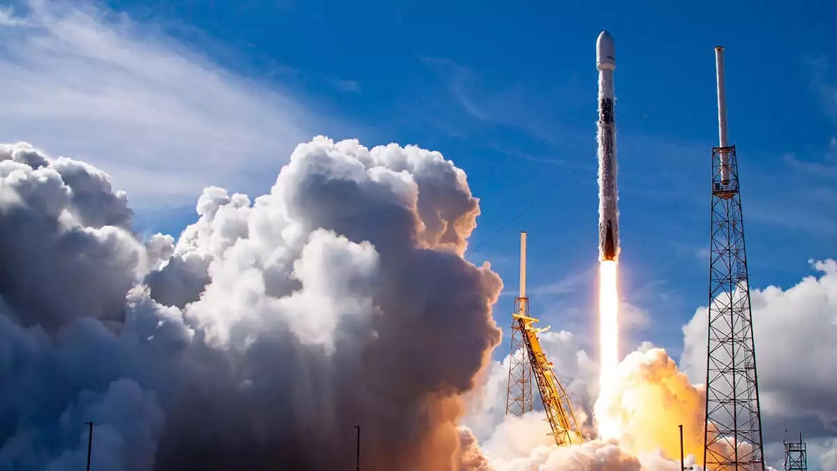 Spacex falcon 9 roketi uzaya fırlatıldı