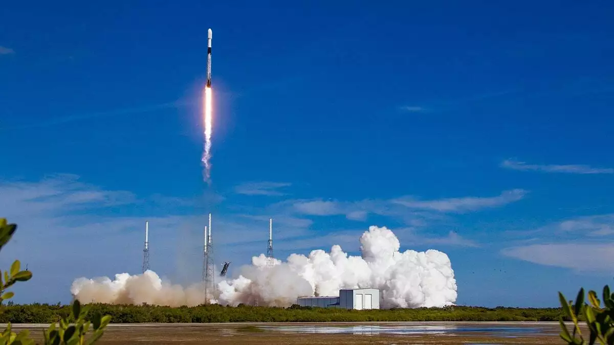 Spacex falcon 9 roketi uzaya fırlatıldı