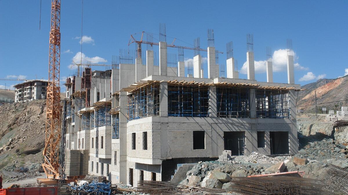 Yusufeli Barajı ile birlikte ilçe merkezi ve 4 köy sular altında kalacak. Artvin'de, Çoruh Nehri üzerinde yapımı süren ve tamamlandığında Türkiye'nin en yüksek barajı olacak