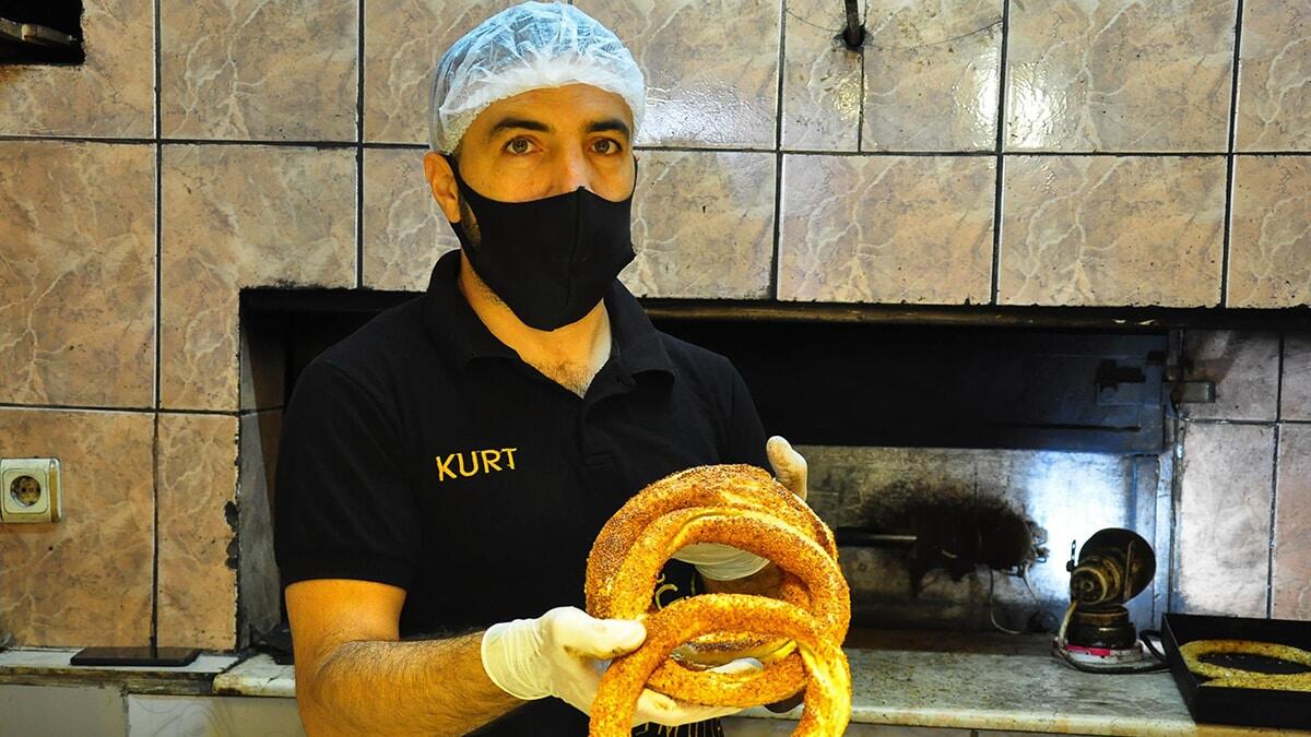 Günlük ürettiği 2 bin 500 tahinli simit ile siparişlere yetişemiyor