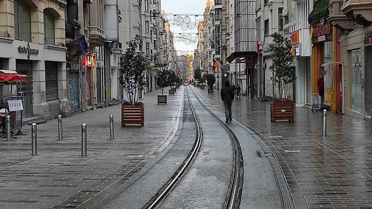 Koronavirüs salgınının önlenmesi tedbirleri kapsamında hafta sonu sokağa çıkma yasağı uygulanıyor.