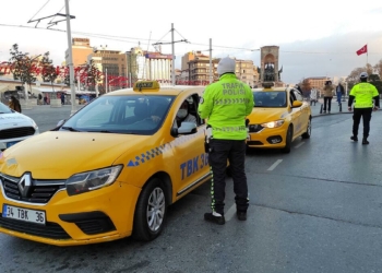 Taksim Meydanı'nda taksiler denetlendi