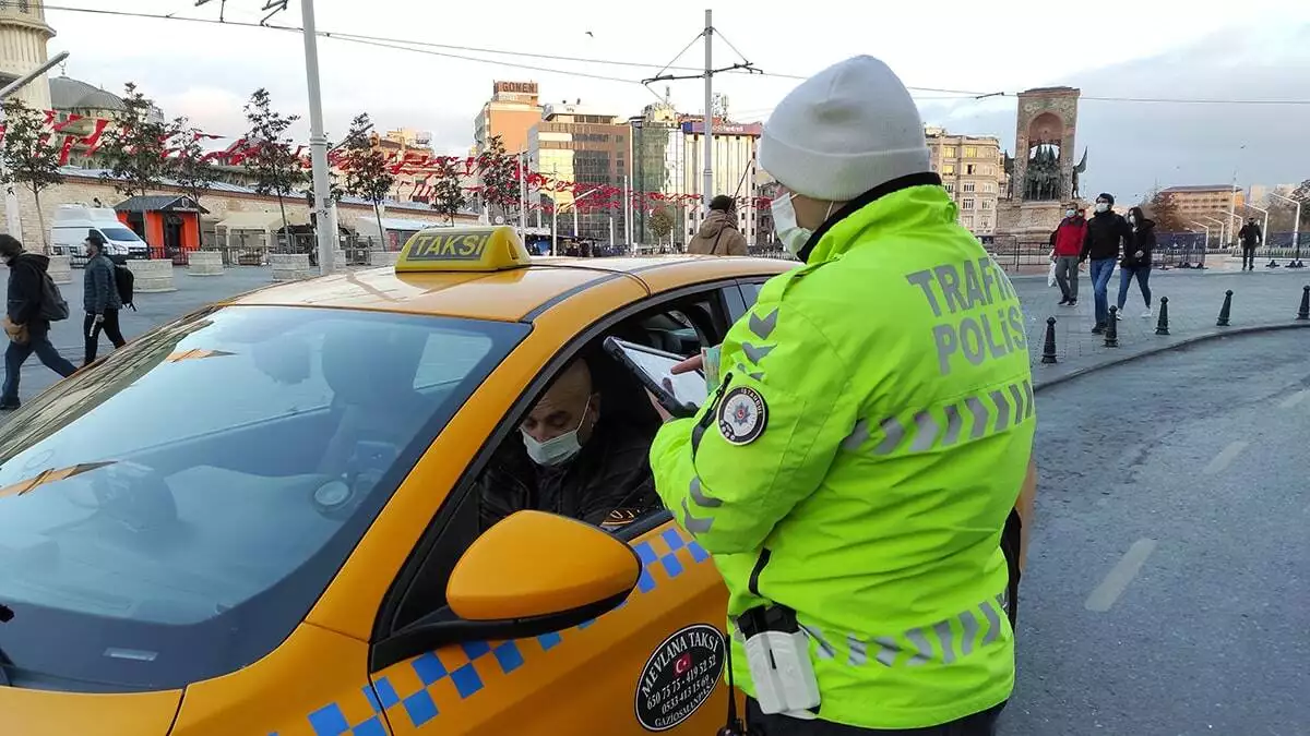 Taksim meydanı'nda taksiler denetlendi