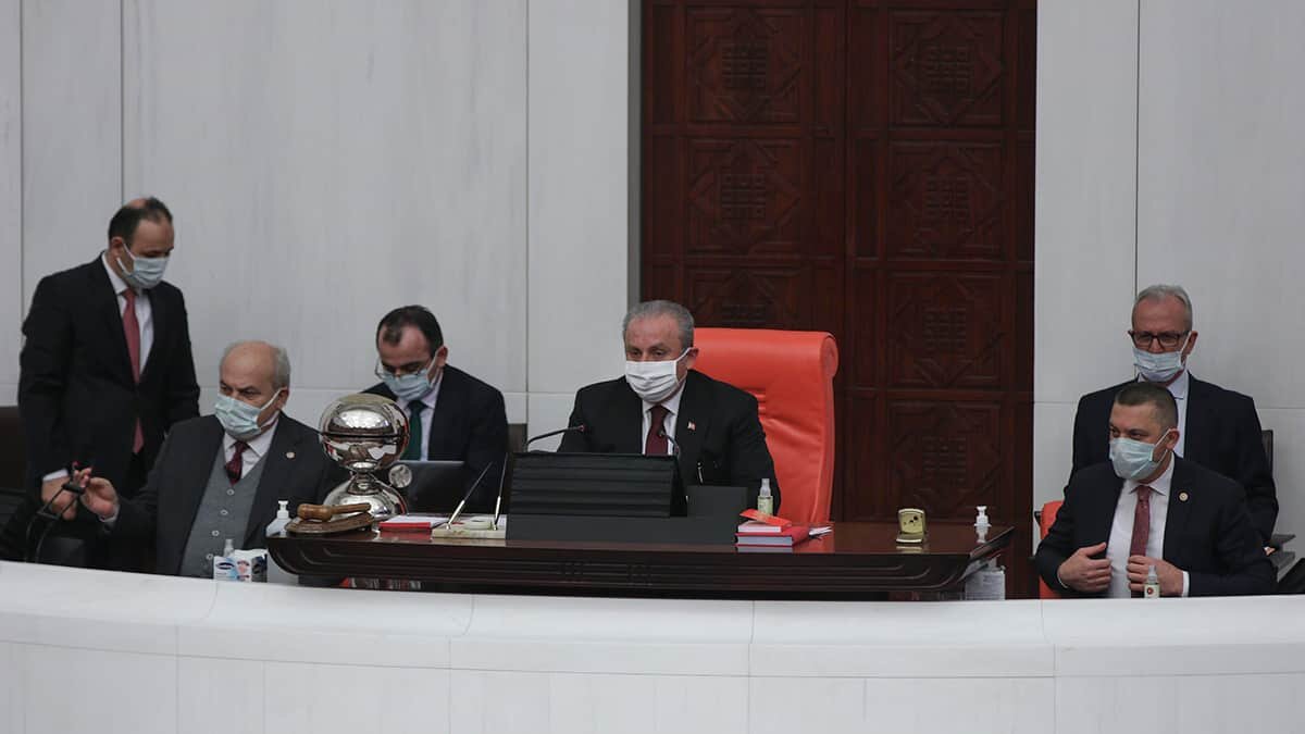 Cumhurbaşkanı Yardımcısı Fuat Oktay, bütçe sunumunda salgın kısıtlamalarına rağmen, 2020 yılını pozitif bir büyüme ile kapatmayı öngördüklerini, 2021 yılında da 5,8 büyüme hedeflediklerini söyledi.