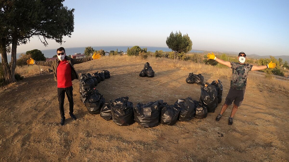 Temizledikleri yerlere gülücük koreografisi bırakıyor