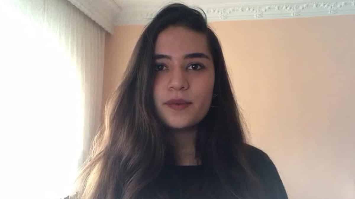 Gelecekte mesleklerini icra ederlerken işitme engellilerle karşılaşabilme ihtimallerine karşı İzmir Dokuz Eylül Üniversitesi tıp öğrencileri işaret dili öğrenmeye başladı.