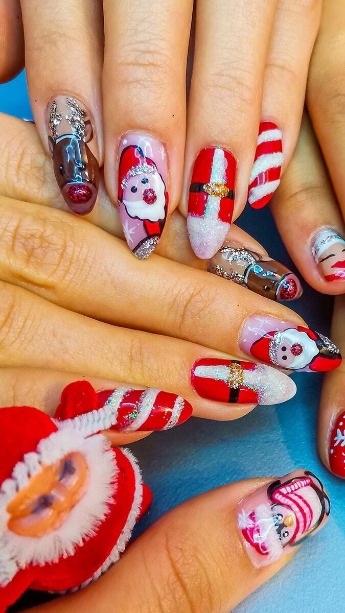 Antalya'da kadınlar, tırnaklara noel renkleri ile dekoratif tırnak ve makyaj modelleriyle yılbaşına hazırlanıyor.