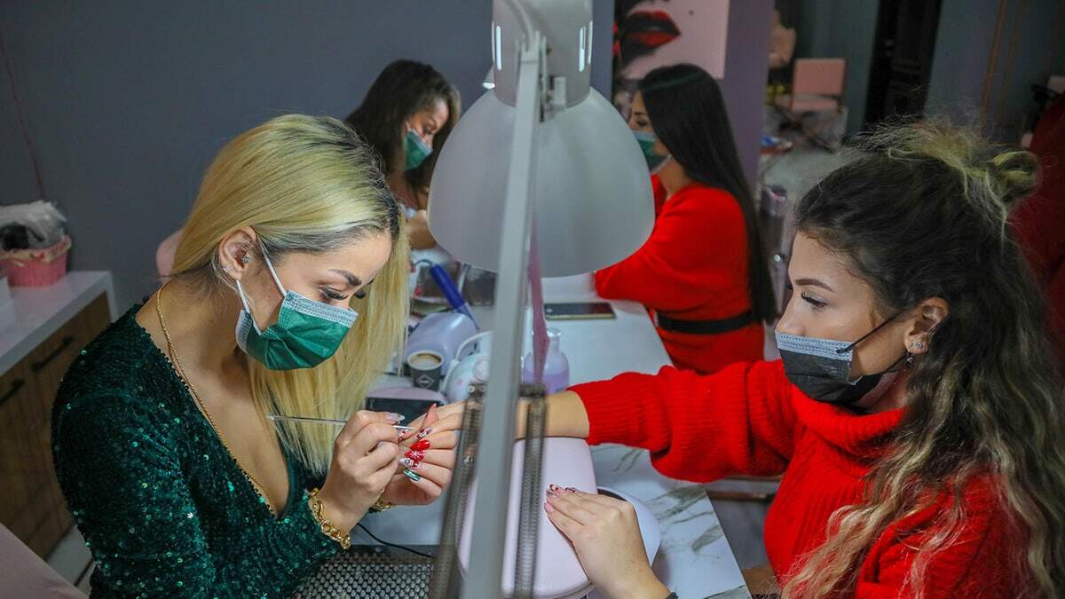 Kimileri tırnak protezlerini yılbaşına özgü şekil ve renklerde boyatıyor, kimileri de kirpiklerini kalp ve yıldız gibi şekillerle renklendiriyor.