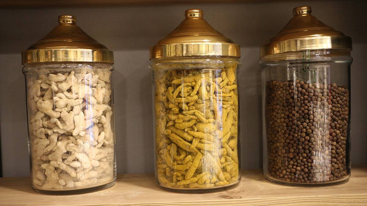 Tokat'ta, havaların soğuması ve artan koronavirüs vakaları sonrasında organik ürün satan aktarlarda satışlar arttı. En fazla talep gören ürünler, zencefil ve zerdeçal oldu.