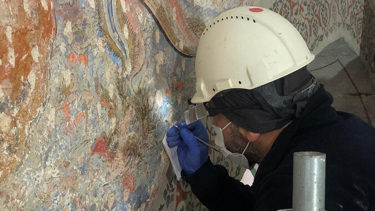 Topkapı Sarayı’nda geçen Temmuz ayında başlayan ve halen devam eden restorasyon çalışmalarında, sarayın 4. avlusunda yer alan tonozlu tavan restorasyonunda ‘saz yolu’ olarak adlandırılan klasik dönem bezeme örneği bulundu.