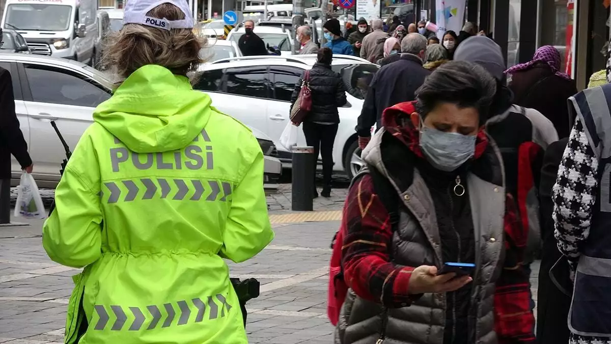 Trabzon'da, koronavirüs tedbirlerine uyulmasıyla, hayat eve sığar (hes) uygulamasında kırmızı renk ile kaplı harita yeşil renge dönmeye başladı.