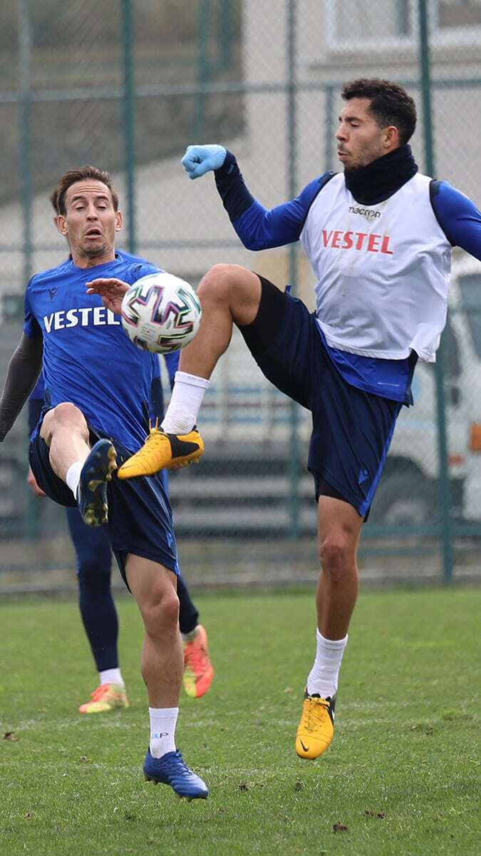 Teknik direktör Abdullah Avcı yönetiminde saat 11.30’da yapılan antrenmanda dinamik ısınma hareketlerinin ardından pas çalışmaları, dar alan oyunları ve çift kale maç oynandı.