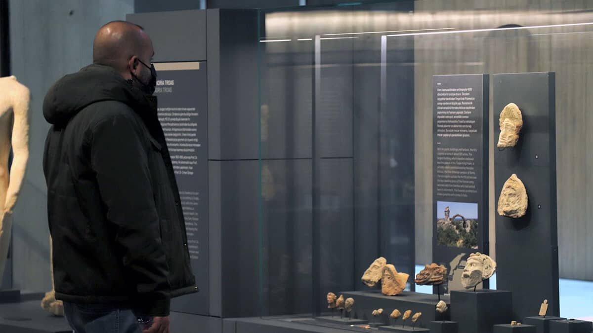 1 Haziran'da insanlarımız yeniden ziyarete açılan müzelere koşarak geldi. Bunun nedeni ise sanal müzenin ilgi ve alakayı ayakta tutması oldu. Bu süreç içinde hem fiziksel ziyaret hem de sanal müze ziyaretleri artış gösterdi