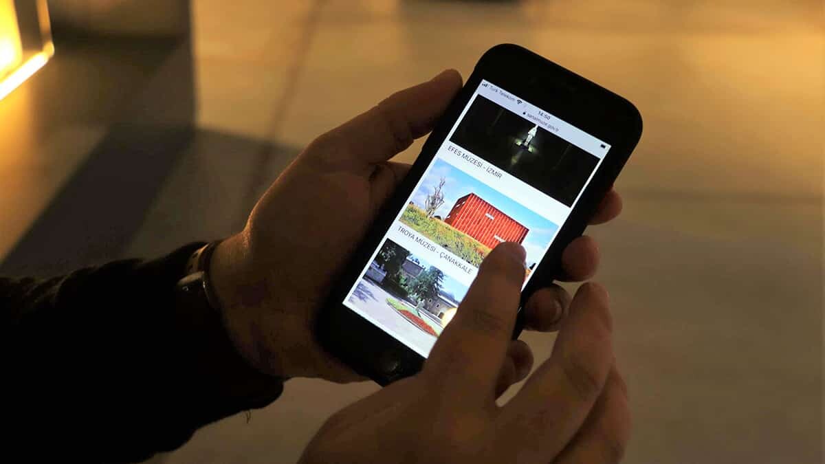Çanakkale'de, 5 bin yıllık geçmişe sahip Troya Ören Yeri'nden çıkan eserlerin sergilendiği Troya Müzesi sanal ziyarete açıldı.