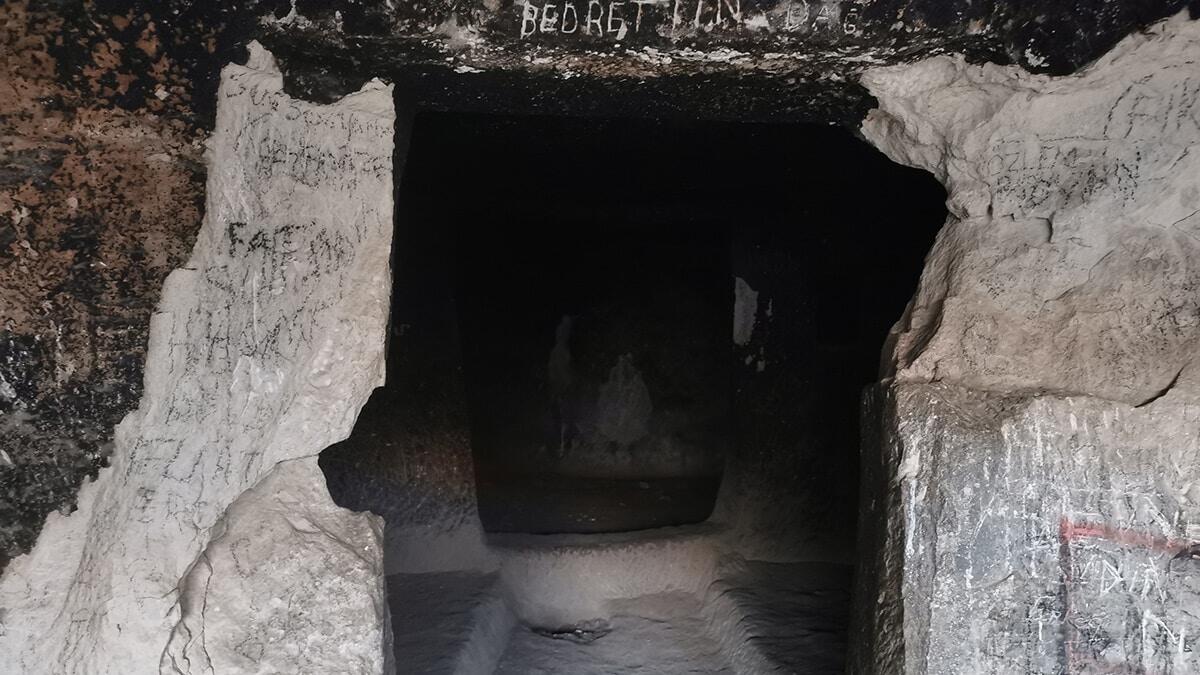 Çemişgezek ilçesinde saklı cennet olarak bilinen Tağar Çayı Vadisi'nin yukarıya doğru uzanan kısımda sarp kayalara konut amaçlı oyulmuş arkeolojik ve doğal sit alanı olarak koruma altında bulunan 'Derviş hücreleri' ve 'İn delikleri' olarak ifade edilen kaya odalar, her mevsim görenleri kendine hayran bırakıyor.