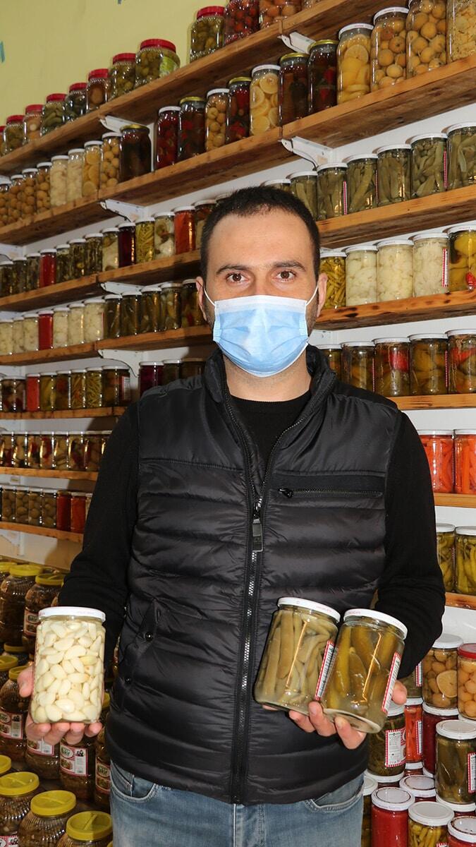 Samsun'da havaların soğumasıyla, koronavirüs, grip ve soğuk algınlıklarına karşı bağışıklık sistemini güçlendirmek isteyenler, turşu ve turşu suyuna talebi artırdı.