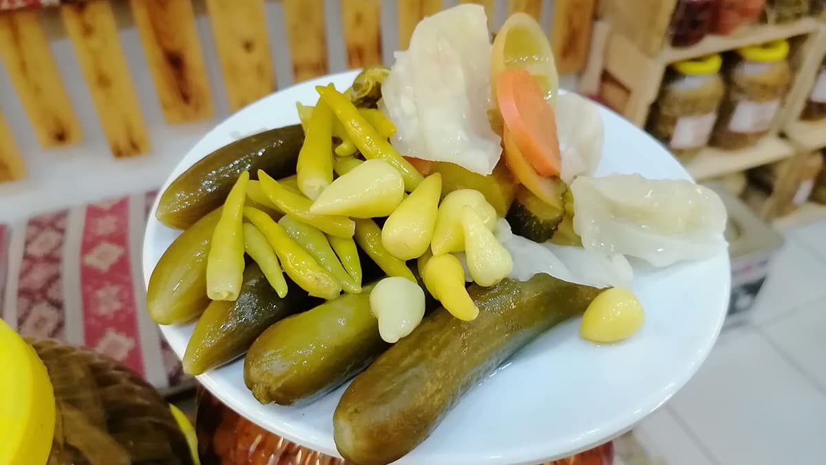 Samsun’da turşu, turşu suyu, sirke ve şalgam suyu satışlarında son dönemde yüzde 100’e varan bir artış yaşanıyor. Uzmanlar, kışın bağışıklık sistemini güçlendirmek için turşu tüketiminin önemini vurguluyor.