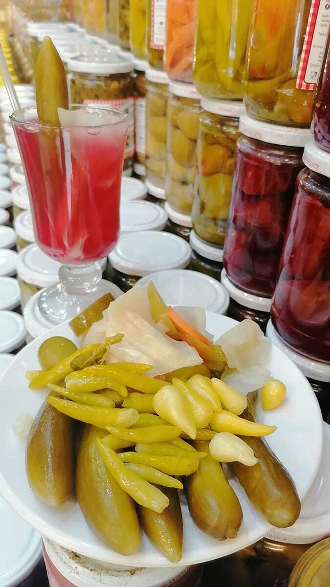 10 yıldır turşuculuk yapan Zakir Tozlu, talepte yüzde 100 artış olduğunu belirterek koronavirüsten korunmak isteyen vatandaşların da turşu tükettiğini söyledi.