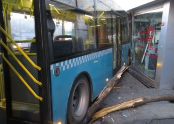 Ümraniye Alemdağ Caddesi üzerine freni boşalan özel halk otobüsü kontrolden çıkarak bir iş yerine girdi.