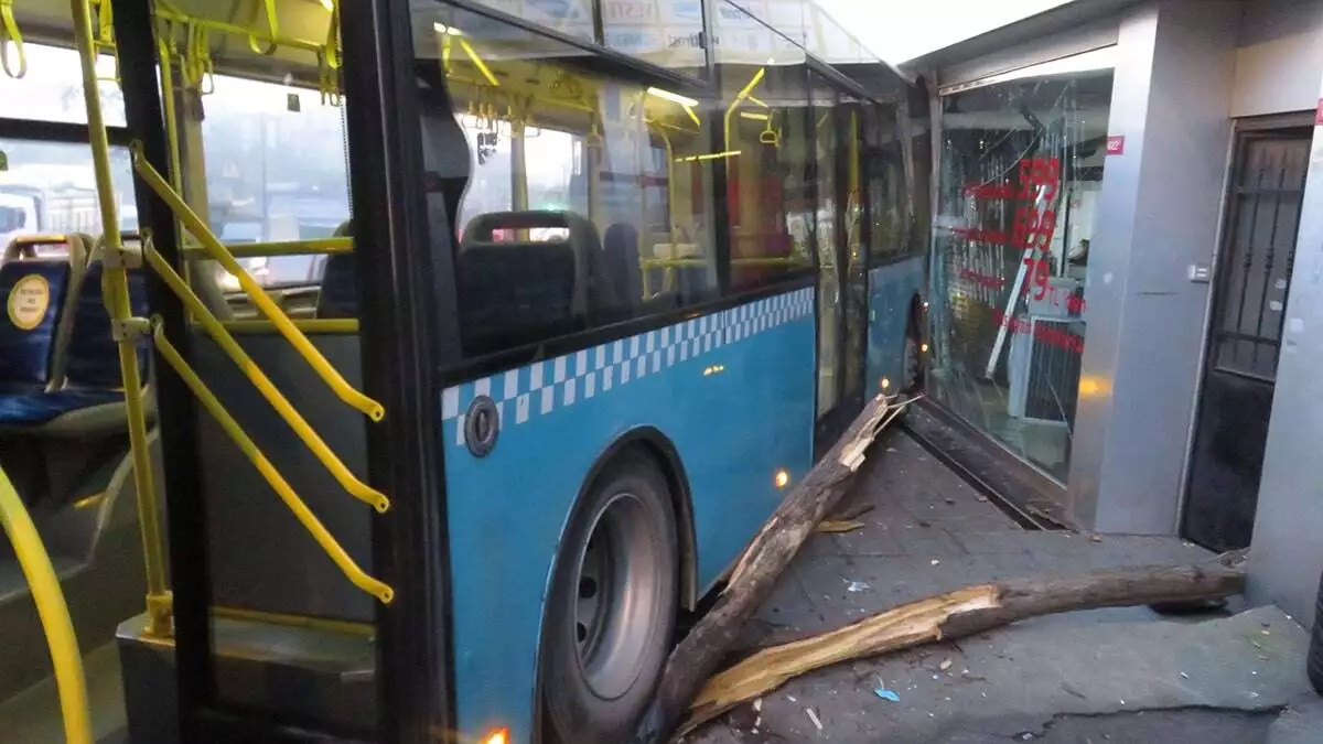 Ümraniye alemdağ caddesi üzerine freni boşalan özel halk otobüsü kontrolden çıkarak bir iş yerine girdi.