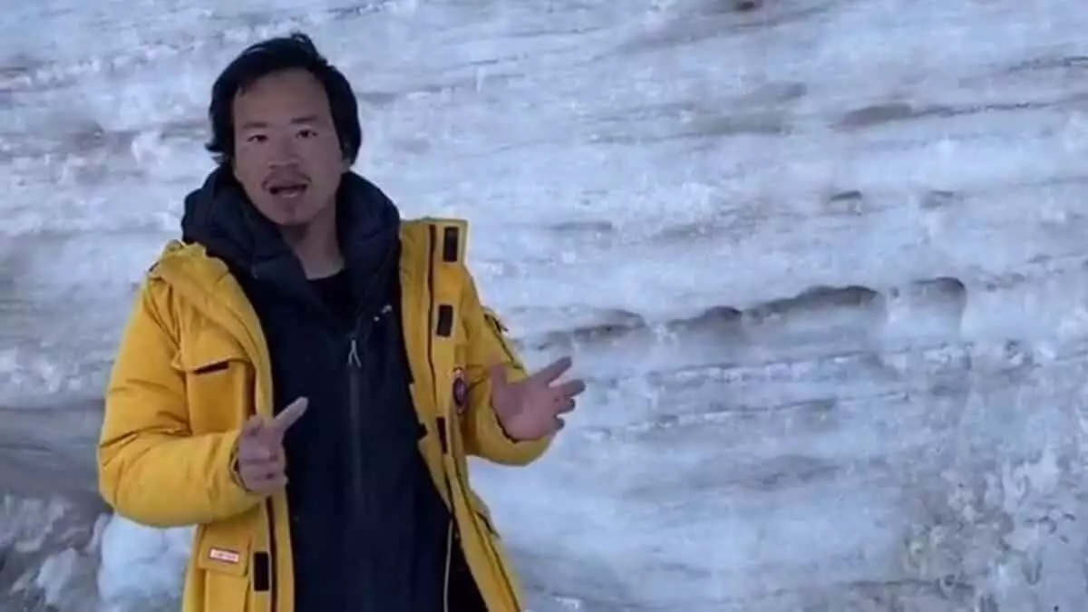 Çinli fenomen buzul şelaleye tırmanırken öldü