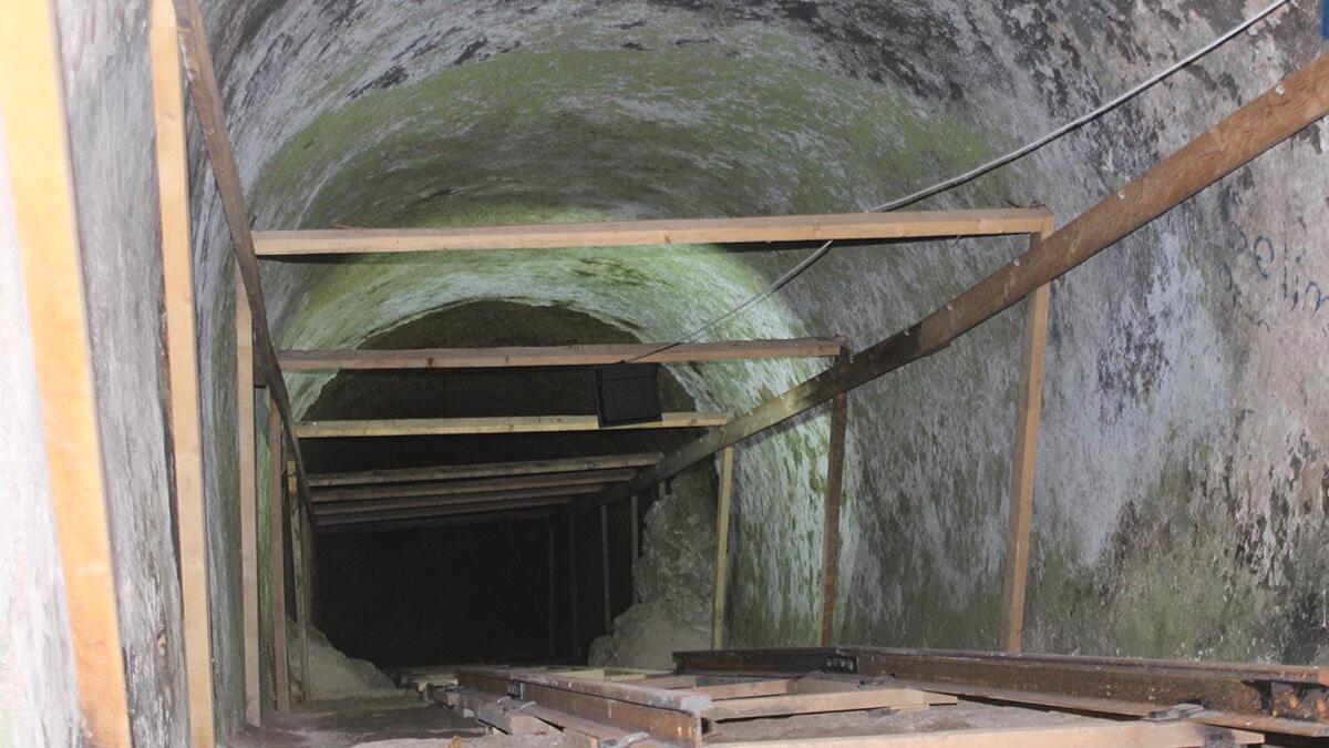 Dehliz temizleme çalışmaları sırasında Osmanlı ve Selçuklu dönemlerine ait sikke çömlek ve gülleler bulundu.