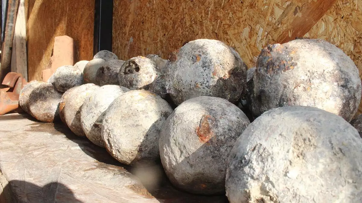 Selçuklu dönemlerine ait sikke çömlek ve gülleler bulundu