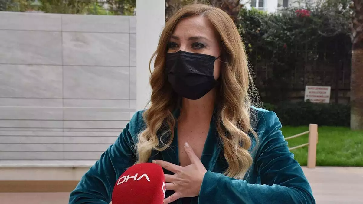 Maskenin altında doğru nefes alıp vermenin diyafram ile mümkün olduğunu anlatan baç, nefes darlığı ve alerjik reaksiyonlardan kaçınmak için doğru maske kullanımı konusunda bilgi verdi.