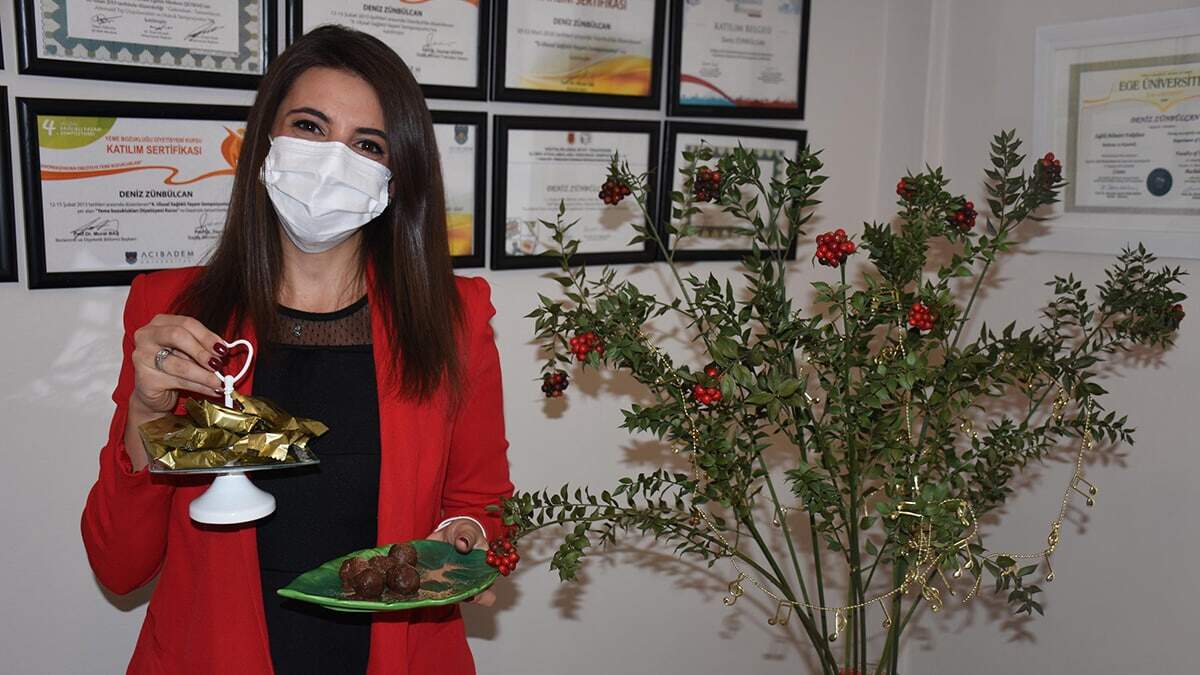 Diyetisyen Deniz Zünbülcan, yılbaşı sofralarında aşırı ve hızlı tüketimin sindirim sistemini bozabileceğine dikkati çekti.