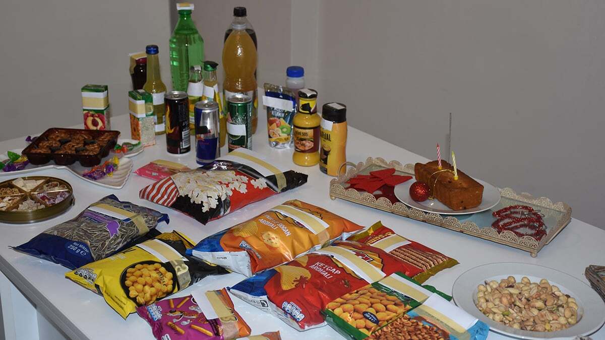 Zünbülcan "Birçok kişi akşam yiyeceği için gün boyunca öğün azaltıp, gün içinde aç kalıyor. Sonrasında düşen kan şekeri ile daha fazla besin alımı gözlemleyebiliyoruz. Günün başından itibaren kişinin beslenme planını düzgün bir şekilde yapması gerekiyor" dedi.