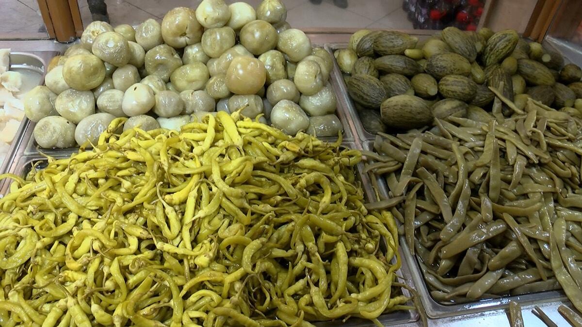 Turşu ve turşu suyunun bağışıklık sistemini ve vücut direncini koruyup arttırdığını düşünen vatandaşlar da turşu ve turşu suyuna yöneldi.