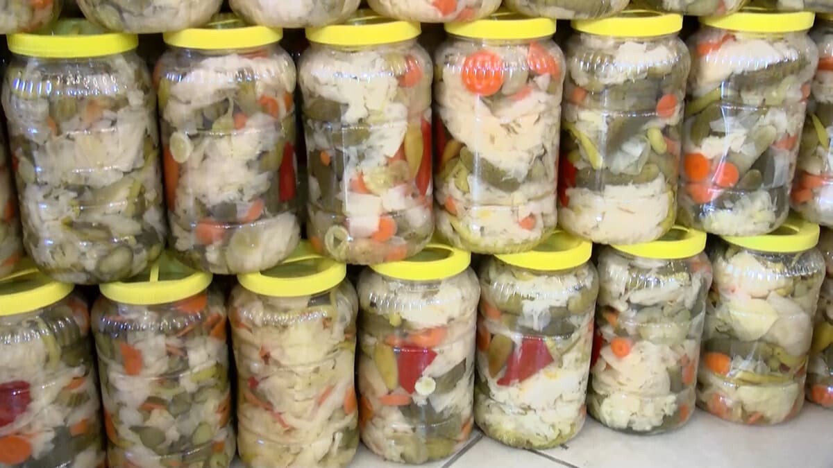 İstanbul'un farklı noktalarından Turşuköy’e gelen vatandaşlar, kilolarca turşu alıyor. Turşucu esnafı ise satışlarının 2-3 kat arttığını söylüyor.