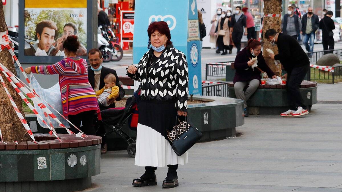 Vaka oranının bir haftada iki katına çıkıp yoğun bakım yatak kapasitesinin de yüzde 71'inden fazlası dolduğu için kırmızı listeye giren Antalya'da ek tedbirler alındı.